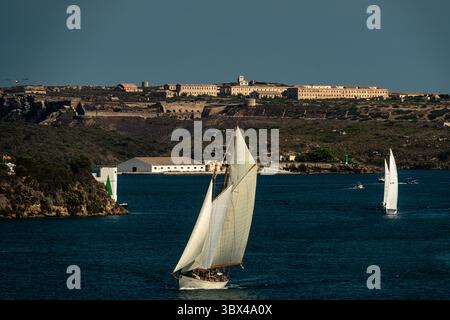 29. August 2021, Mahon, Balearen, Spanien: Klassische Boote fahren am Ende der dritten und letzten Regatta der 17. Copa del Rey (King's Cup) der klassischen Schiffe vor der Küste Menorcas in den Hafen von Mahon ein. (Foto: © Matthias Oesterle/ZUMA Press Wire) Stockfoto