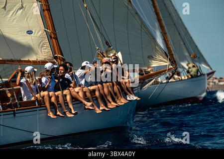 29. August 2021, Mahon, Balearen, Spanien: Besatzungsmitglieder fahren auf den Schienen während der dritten und letzten Regatta der 17. Copa del Rey (King's Cup) der klassischen Schiffe vor der Küste Menorcas. (Foto: © Matthias Oesterle/ZUMA Press Wire) Stockfoto