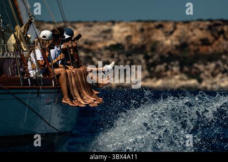 29. August 2021, Mahon, Balearen, Spanien: Besatzungsmitglieder fahren auf den Schienen während der dritten und letzten Regatta der 17. Copa del Rey (King's Cup) der klassischen Schiffe vor der Küste Menorcas. (Foto: © Matthias Oesterle/ZUMA Press Wire) Stockfoto