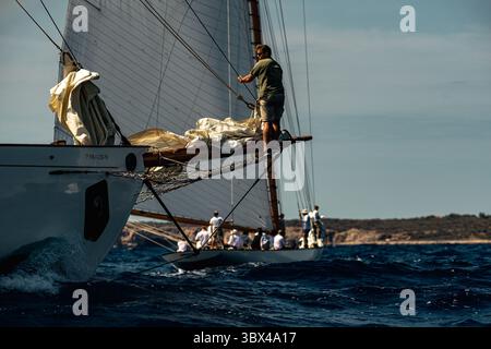 29. August 2021, Mahon, Balearen, Spanien: Besatzungsmitglieder ernten die Segel während der dritten und letzten Regatta der 17. Copa del Rey (King's Cup) klassischer Schiffe vor der Küste Menorcas. (Foto: © Matthias Oesterle/ZUMA Press Wire) Stockfoto