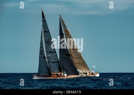 29. August 2021, Mahon, Balearen, Spanien: Die Teilnehmer nehmen an der dritten und letzten Regatta der 17. Copa del Rey (Königskasse) der klassischen Schiffe vor der Küste Menorcas Teil. (Foto: © Matthias Oesterle/ZUMA Press Wire) Stockfoto
