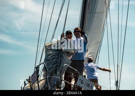29. August 2021, Mahon, Balearen, Spanien: Seeleute bewerten den Kurs zu Beginn der dritten und letzten Regatta der 17. Copa del Rey (King's Cup) der klassischen Schiffe vor der Küste Menorcas. (Foto: © Matthias Oesterle/ZUMA Press Wire) Stockfoto