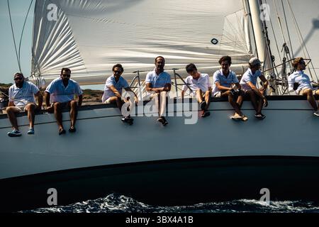 29. August 2021, Mahon, Balearen, Spanien: Besatzungsmitglieder fahren auf den Schienen während der dritten und letzten Regatta der 17. Copa del Rey (King's Cup) der klassischen Schiffe vor der Küste Menorcas. (Foto: © Matthias Oesterle/ZUMA Press Wire) Stockfoto
