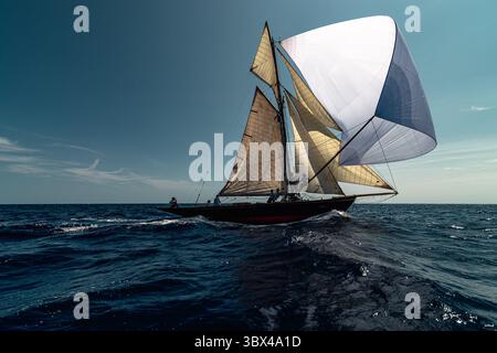 29. August 2021, Mahon, Balearen, Spanien: Die Teilnehmer nehmen an der dritten und letzten Regatta der 17. Copa del Rey (Königskasse) der klassischen Schiffe vor der Küste Menorcas Teil. (Foto: © Matthias Oesterle/ZUMA Press Wire) Stockfoto