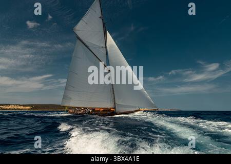 29. August 2021, Mahon, Balearen, Spanien: Die Teilnehmer nehmen an der dritten und letzten Regatta der 17. Copa del Rey (Königskasse) der klassischen Schiffe vor der Küste Menorcas Teil. (Foto: © Matthias Oesterle/ZUMA Press Wire) Stockfoto