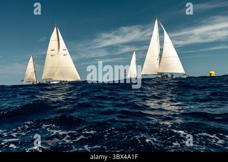 29. August 2021, Mahon, Balearen, Spanien: Historische Segelschiffe treten an der dritten und letzten Regatta der 17. Copa del Rey (King's Cup) der klassischen Schiffe vor der Küste Menorcas an. (Foto: © Matthias Oesterle/ZUMA Press Wire) Stockfoto