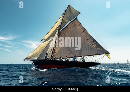 29. August 2021, Mahon, Balearen, Spanien: Die Teilnehmer nehmen an der dritten und letzten Regatta der 17. Copa del Rey (Königskasse) der klassischen Schiffe vor der Küste Menorcas Teil. (Foto: © Matthias Oesterle/ZUMA Press Wire) Stockfoto