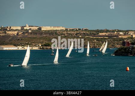 29. August 2021, Mahon, Balearen, Spanien: Klassische Boote fahren am Ende der dritten und letzten Regatta der 17. Copa del Rey (King's Cup) der klassischen Schiffe vor der Küste Menorcas in den Hafen von Mahon ein. (Foto: © Matthias Oesterle/ZUMA Press Wire) Stockfoto
