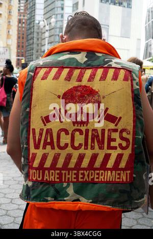 28. August 2021, New York, NY, USA: Du bist das Experiment. Aktivisten lehnen eine Frist für die Impfung ab, streiten sich gegen obligatorische Impfungen und fordern das Recht, ihre eigenen medizinischen Entscheidungen in Bezug auf COVID-19 zu treffen. Doch Bürgermeister de Blasio will die Kämpfe um Masken und Impfungen vermeiden, da Schulbezirke im ganzen Land eine Reihe von Ansätzen als Reaktion auf die Bedrohung durch Delta gewählt haben. Einige Pläne wurden stark von der Politik geprägt, da einige Eltern in Bezirken, die von republikanischen Bürgermeistern und Gouverneuren kontrolliert werden, gegen Beschränkungen zurückdrängen. Studenten, die ungeimpft sind Stockfoto