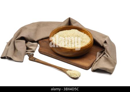 Nahaufnahme von oben aus frisch geerntetem weißem Sesam in einer Holzschüssel isoliert auf weißem Hintergrund mit Schneideweg. Stockfoto