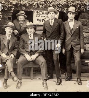 6. Juli 2021: Ein Vintage-Silberdruckfoto zeigt Al Capone mit Mitarbeitern in Hot Springs, Arkansas auf einem undatierten Foto. (Kreditbild: © Witherell's/TNS via ZUMA Press Wire/TNS via ZUMA Press Wire) Stockfoto