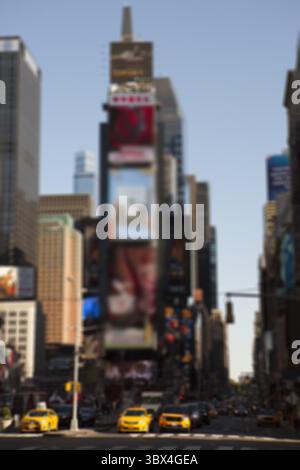Flache Designkunst zeigt einen hohen Turm an einer geschäftigen Kreuzung mit gelben Taxis und digitalen Plakaten. Metropole, Cityscape, Digital Signage, Skyline, tr Stockfoto