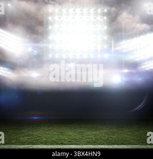 Zeigt ein flaches Feld mit grüner Rasenbegrenzung unter den Flutlichtern, wodurch Linsenfackeln in Nebel gegossen werden. Stadion, Beleuchtung, Atmosphäre, Landschaft, Energie Stockfoto