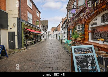 Historische Eagle Vaults Tavern in der Friar Street, gesäumt von Fachwerkhäusern der Tudor, am 15. Juli 2025 in Worcester, Worcestershire, Großbritannien Stockfoto