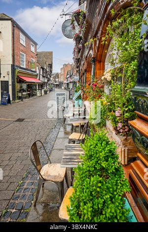 Historische Eagle Vaults Tavern in der Friar Street, gesäumt von Fachwerkhäusern der Tudor, am 15. Juli 2025 in Worcester, Worcestershire, Großbritannien Stockfoto