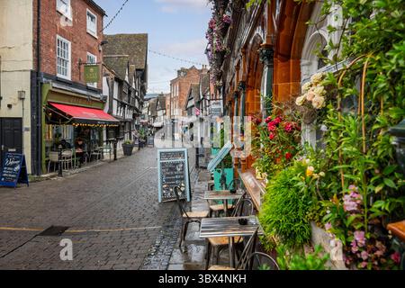 Historische Eagle Vaults Tavern in der Friar Street, gesäumt von Fachwerkhäusern der Tudor, am 15. Juli 2025 in Worcester, Worcestershire, Großbritannien Stockfoto
