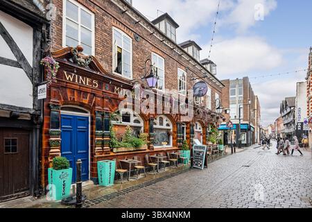 Historische Eagle Vaults Tavern in der Friar Street, gesäumt von Fachwerkhäusern der Tudor, am 15. Juli 2025 in Worcester, Worcestershire, Großbritannien Stockfoto