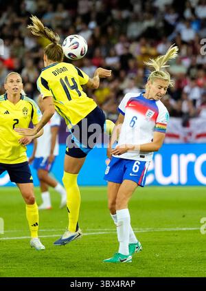 Die schwedische Nathalie Bjorn trifft beim Viertelfinalspiel der UEFA Women's Euro 2025 im Stadion Letzigrund in Zürich auf Leah Williamson. Bilddatum: Donnerstag, 17. Juli 2025. Stockfoto