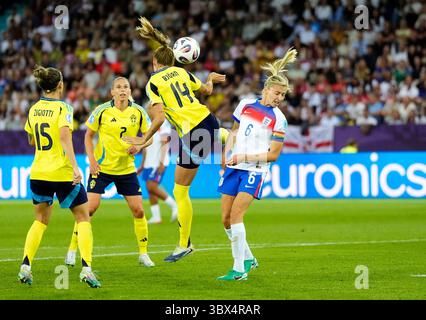 Die schwedische Nathalie Bjorn trifft beim Viertelfinalspiel der UEFA Women's Euro 2025 im Stadion Letzigrund in Zürich auf Leah Williamson. Bilddatum: Donnerstag, 17. Juli 2025. Stockfoto