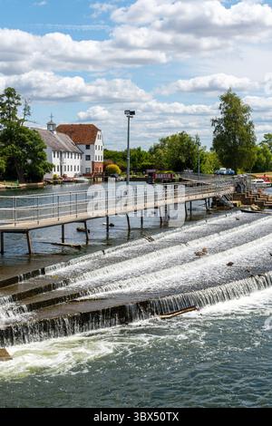 Blick auf Hambleden Weir und Mühle an der Themse, Mill End, Hambleden, Buckinghamshire, England, Großbritannien, im Sommer oder Juli Stockfoto