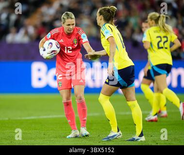 Die schwedische Torhüterin Jennifer Falk gratuliert ihrer Teamkollegin Nathalie Bjorn beim Viertelfinale der UEFA Women's Euro 2025 im Stadion Letzigrund in Zürich. Bilddatum: Donnerstag, 17. Juli 2025. Stockfoto