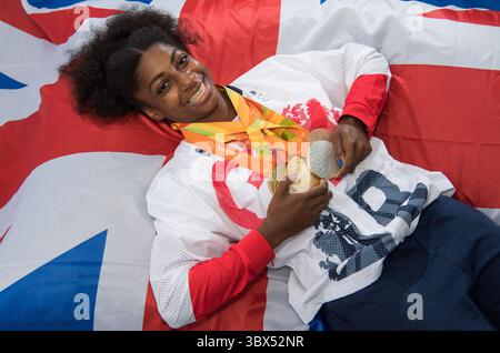 16. September 2016: Rio de Janeiro, Brasilien – Porträt der britischen Kadeena Cox, die auf zwei getrennten Strecken Paralympische Meisterin ist. Vier Tage nach dem Goldgewinn im Olympischen Velodrome von Rio brachte die 25-Jährige am Mittwoch (14. September), dem siebten Tag der Leichtathletik bei den Paralympischen Spielen in Rio de Janeiro, Brasilien, am Samstag, den 3. September 2016, den 400-Meter-T38-Titel der Frauen in ihren Lebenslauf. (Foto: Bob Martin). (Kreditbild: © OIS/ZUMA Press Wire Service/ZUMAPRESS.com) Stockfoto