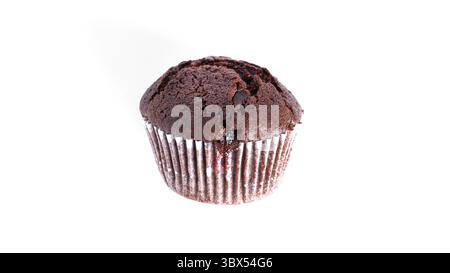 Schokoladen-Cupcakes mit Kirschmarmelade isoliert auf weißem Hintergrund. Schokoladenmuffin. Stockfoto