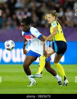 Die Engländerin Michelle Agyemang (links) und die schwedische Nathalie Bjorn kämpfen im Viertelfinale der UEFA Women's Euro 2025 im Stadion Letzigrund in Zürich um den Ball. Bilddatum: Donnerstag, 17. Juli 2025. Stockfoto