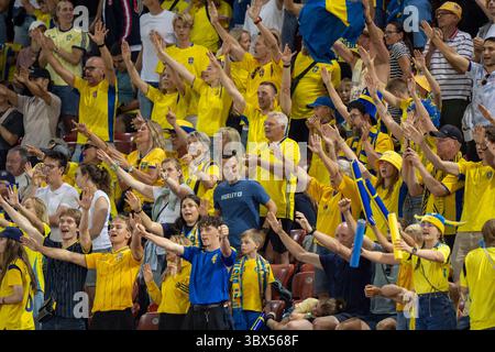 Zürich, Bayern, Schweiz. Juli 2025. Die Fans von Schweden feiern das Team beim UEFA Womens Euro Game Sweden vs England am 18.07.2025 in Zürich. (Kreditbild: © Michaela Merk/ZUMA Press Wire) NUR REDAKTIONELLE VERWENDUNG! Nicht für kommerzielle ZWECKE! Stockfoto