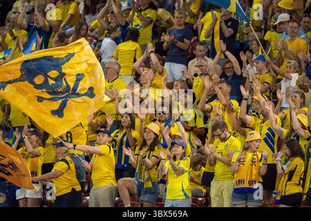 Zürich, Bayern, Schweiz. Juli 2025. Die Fans von Schweden feiern das Team beim UEFA Womens Euro Game Sweden vs England am 18.07.2025 in Zürich. (Kreditbild: © Michaela Merk/ZUMA Press Wire) NUR REDAKTIONELLE VERWENDUNG! Nicht für kommerzielle ZWECKE! Stockfoto
