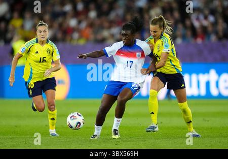 Die Engländerin Michelle Agyemang spielte im Viertelfinale der UEFA Women's Euro 2025 im Stadion Letzigrund in Zürich, Schweiz, mit Filippa Angeldahl (links) und Nathalie Bjorn. Bilddatum: Donnerstag, 17. Juli 2025. Stockfoto