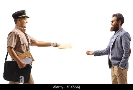 Briefträger, der einem Mann auf weißem Hintergrund einen Brief überbringt Stockfoto