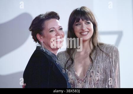 4. September 2021, Venedig, Italien: Olivia Colman und Dakota Johnson besuchten die Lost Daughter Premiere im Rahmen des 78. Internationalen Filmfestivals Venedig am 3. September 2021. Foto: Paolo Cotello/imageSPACE (Foto: © imageSPACE via ZUMA Press Wire) Stockfoto