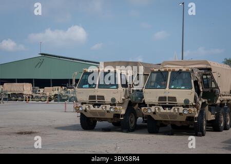 3. September 2021 – Louisiana, USA – Soldaten der Oklahoma Army in einem Konvoi erwarten Anweisungen vor Baton Rouge, Louisiana, 3. September 2021. Die Oklahoma National Guard mobilisierte etwa 500 Soldaten und Luftstreitkräfte der Oklahoma Army und Air National Guard nach Louisiana, um die Hilfsmaßnahmen des Hurrikans Ida zu unterstützen. (Kreditbild: © Alex Kaelke/USA Air Force/ZUMA Press Wire Service/ZUMAPRESS.com) Stockfoto
