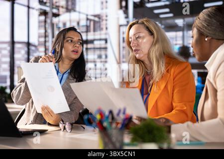 Ein vielfältiges Team von begabten weiblichen Führungskräften diskutiert Unternehmensstrategie und Unternehmenswachstum. Analyse von Analysen, um Mittel für Projekte zu erhalten, wobei Führungsqualitäten und Gleichstellung der Geschlechter unter Beweis gestellt werden. Stockfoto