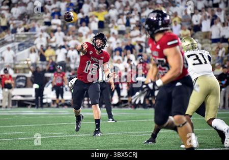 4. September 2021: Der Quarterback der Northern Illinois Huskies Rocky Lombardi macht im vierten Quartal eines NCAA College-Footballspiels gegen die Georgia Tech Yellow Jackets im Bobby Dodd Stadium in Atlanta, GA, einen Pass an einen offenen Empfänger. Austin McAfee/CSM(Kreditbild: &Copy; Austin McAfee/CSM via ZUMA Wire) Stockfoto