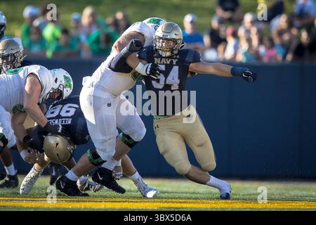 4. September 2021: Navy Midshipmen Linebacker Diego Fagot (54) stürzt den Passanten während des regulären Saisoneröffnungsspiels zwischen der Marshall Thundering Herde und den Navy Midshipmen im Navy-Marine Corps Memorial Stadium in Annapolis, Maryland Fotograf: Cory Royster (Credit Image: &Copy; Cory Royster/CSM via ZUMA Wire) Stockfoto