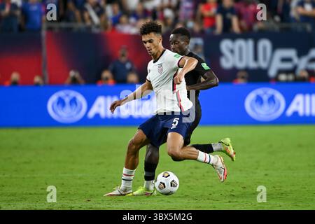 5. September 2021: Der US-Verteidiger Antonee Robinson (5) und der kanadische Verteidiger Richie Laryea (22) arbeiten für die Ballkontrolle während des WM-Qualifikationsspiels zwischen Kanada und den USA im Nissan Stadium in Nashville (TN). Kevin Langley/CSM(Kreditbild: &Copy; Kevin Langley/CSM via ZUMA Wire) Stockfoto