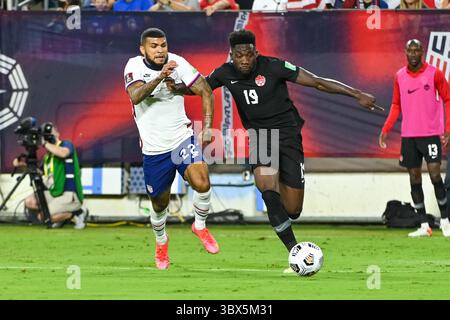5. September 2021: Der kanadische Verteidiger Alphonso Davies (19) und der US-Verteidiger DeAndre Yedlin (22) kämpfen um den Ball während des WM-Qualifikationsspiels zwischen Kanada und den USA im Nissan Stadium in Nashville (TN). Kevin Langley/CSM(Kreditbild: &Copy; Kevin Langley/CSM via ZUMA Wire) Stockfoto