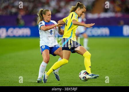 Die Engländerin Georgia Stanway (links) und die schwedische Nathalie Bjorn kämpfen im Viertelfinale der UEFA Women's Euro 2025 im Stadion Letzigrund in Zürich um den Ball. Bilddatum: Donnerstag, 17. Juli 2025. Stockfoto