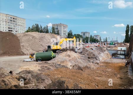 Bagger auf der Baustelle in der Stadt. Stockfoto