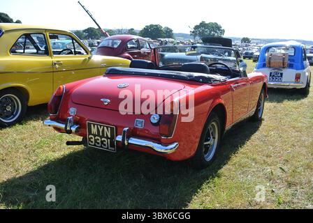 Ein 1972-MG-Midget parkte auf der 50. Historic Vehicle Gathering in Powderham, Devon, England, Großbritannien. Stockfoto
