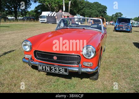 Ein 1972-MG-Midget parkte auf der 50. Historic Vehicle Gathering in Powderham, Devon, England, Großbritannien. Stockfoto