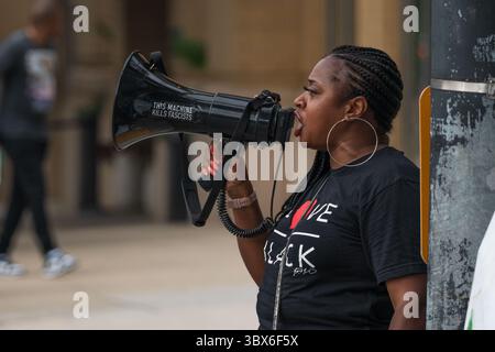 21. August 2021, Atlanta, Georgia, USA: Aktivisten demonstrieren gegen Polizeiausbildungseinrichtung in New Atlanta. Diejenigen, die sich gegen den Bau einer massiven Polizeiausbildungseinrichtung im DeKalb County wehren, versammelten sich außerhalb der World of Coke. Porch'se Miller sprach mit einem überfüllten Pemberton-Laden darüber, wie die Gelder von Coca-Cola in die Unterstützung der Gemeinschaft fließen und tatsächlich den Bedürfnissen der Gemeinschaft helfen sollten. (Kreditbild: © Andrew Clark/ZUMA Wire) Stockfoto