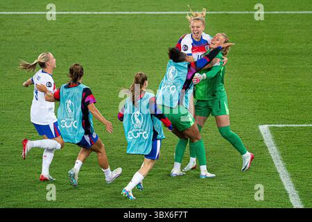 Zürich, Schweiz. Juli 2025. Zürich, Schweiz, 17. Juli 2025 Spieler aus England feiern nach dem Sieg des Viertelfinales der UEFA Womens EURO 2025 zwischen Schweden und England im Stadion Letzigrund in Zürich. (Priscila Bütler/SPP) Credit: SPP Sport Press Photo. /Alamy Live News Stockfoto