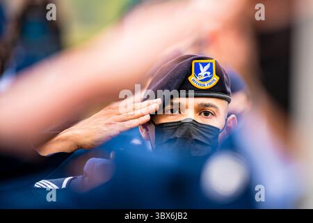 9. September 2021 – RAF Alconbury, Cambridgeshire, USA – Master Sgt. Christian Navarro-Salazar, 423. Sicherheitskräfte-Geschwader, Versorgungsleiter und Logistik, grüßt während einer Gedenkfeier 9/11 in der RAF Alconbury, England, 9. September 2021. Flieger des 501st Combat Support Wing, Kadetten der Alconbury Middle Highschool JROTC und Gäste kamen zusammen, um all jenen zu huldigen, die während der Angriffe vom 11. September 2001 ihr Leben verloren haben. (Kreditbild: © Eugene Oliver/U.S. Air Force/ZUMA Press Wire Service/ZUMAPRESS.com) Stockfoto