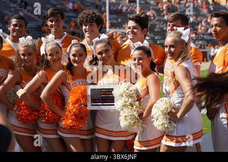 11. September 2021: Tennessee Volunteers Cheerleader vor dem NCAA-Fußballspiel zwischen den University of Tennessee Volunteers und den University of Pittsburgh Panthers im Neyland Stadium in Knoxville, TN Tim Gangloff/CSM (Credit Image: &Copy; Tim Gangloff/CSM via ZUMA Wire) Stockfoto