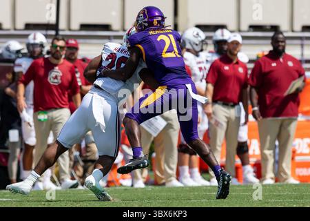 11. September 2021: South Carolina Gamecocks Running Back Kevin Harris (20) wird im zweiten Quartal des NCAA-Matches im Dowdy-Ficklen Stadium in Greenville, NC, für eine Niederlage gegen den East Carolina Pirates Cornerback Ja'Quan McMillian (21) eingesetzt. (Scott Kinser/Cal Sport Media)(Credit Image: &Copy; Scott Kinser/CSM via ZUMA Wire) Stockfoto