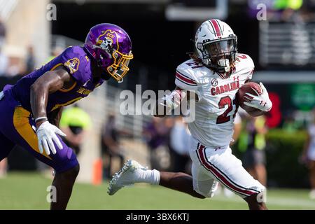11. September 2021: Jireh Wilson (0) verfolgt die South Carolina Gamecocks, die Juju McDowell (21) im vierten Viertel des NCAA-Matches im Dowdy-Ficklen Stadium in Greenville (NC) um die Seitenlinie laufen. (Scott Kinser/Cal Sport Media)(Credit Image: &Copy; Scott Kinser/CSM via ZUMA Wire) Stockfoto