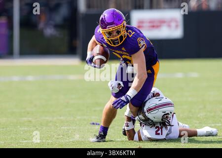 11. September 2021: Tyler Snead (22) wird im vierten Quartal des NCAA-Matches im Dowdy-Ficklen Stadium in Greenville, NC, von den South Carolina Gamecocks verteidigt. (Scott Kinser/Cal Sport Media)(Credit Image: &Copy; Scott Kinser/CSM via ZUMA Wire) Stockfoto